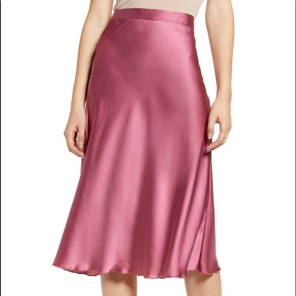 Satin Midi Skirt
VERO MODA